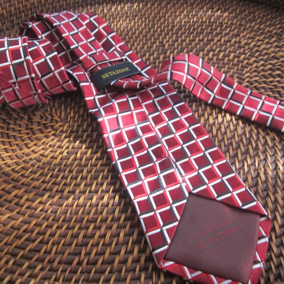 Vintage Red Silk Necktie - Picture 3 of 5